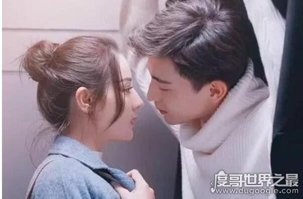 接吻时男生的手在干嘛，90%的男生手喜欢放在女生臀部