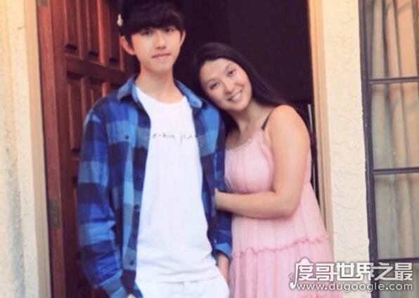 揭秘蔡徐坤的爸爸妈妈，爸爸蔡德华和妈妈徐静都是演员