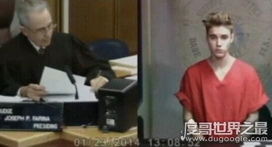 比伯吸奶门女主角卡罗莱娜，脱衣舞女3P惊动警察