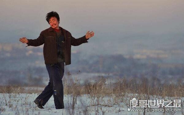 王宝强演技巅峰，树先生解析细思极恐（电影蕴含深意）