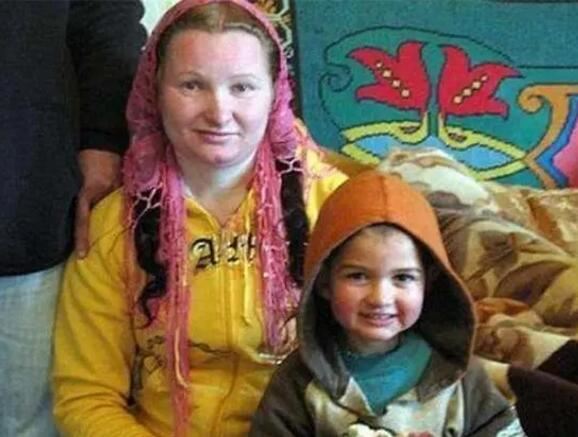 世界上最年轻的父母,妈妈12岁/爸爸13岁(来自罗马尼亚)