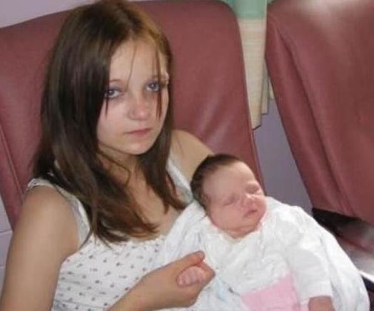 世界上最年轻的父母，妈妈12岁/爸爸13岁(来自罗马尼亚)