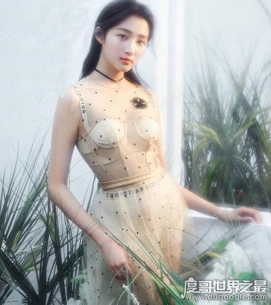 关晓彤的胸不大还喜欢拍性感照，全靠大长腿抢镜