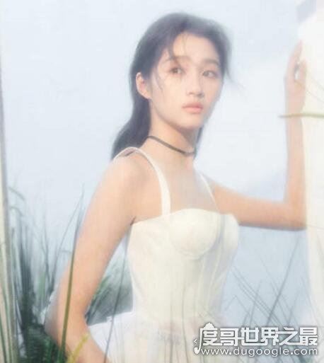 关晓彤的胸不大还喜欢拍性感照，全靠大长腿抢镜