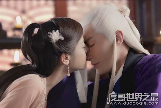 迪丽热巴的初吻给了谁，荧屏初吻高伟光车内激吻