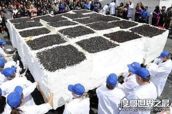 世界上最奇葩的蛋糕，巨型辣条蛋糕(用来500多斤辣条制成)