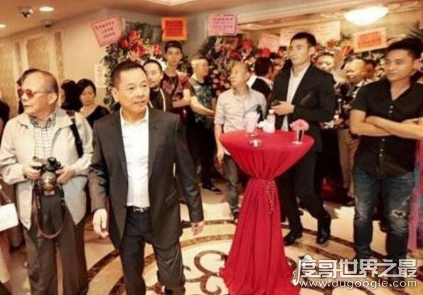 崩牙驹出狱的排场非常大，广开宴席声势浩大(打算重出江湖)