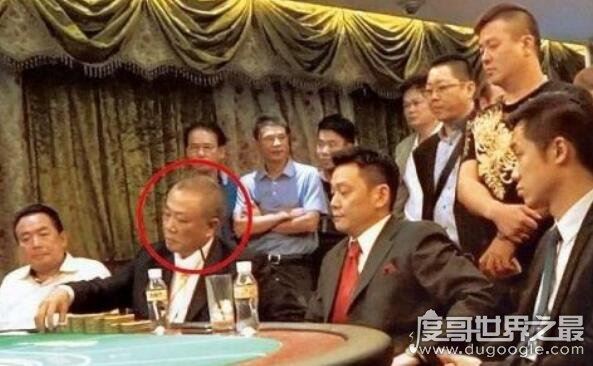 崩牙驹出狱的排场非常大，广开宴席声势浩大(打算重出江湖)