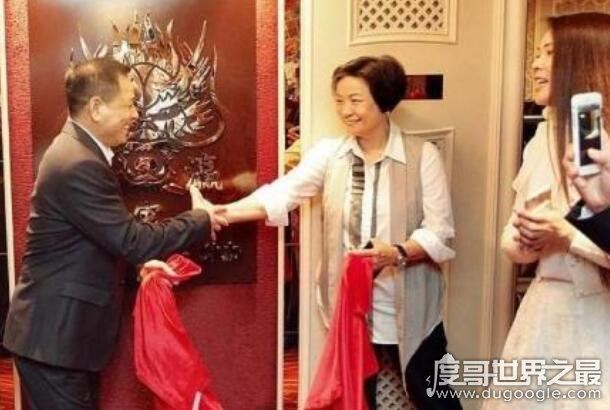 崩牙驹出狱的排场非常大，广开宴席声势浩大(打算重出江湖)