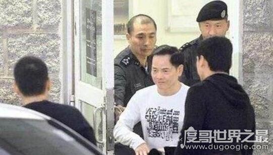 崩牙驹出狱的排场非常大，广开宴席声势浩大(打算重出江湖)