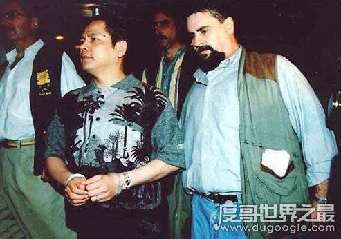 崩牙驹出狱的排场非常大，广开宴席声势浩大(打算重出江湖)