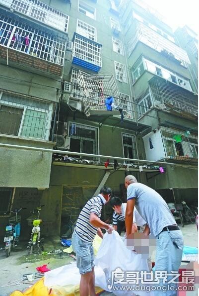 女子13楼晒衣服不幸坠亡，外挂晾衣杆惹的祸(安全意识太薄弱)