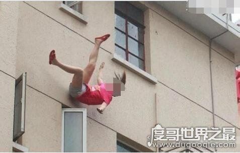 女子13楼晒衣服不幸坠亡，外挂晾衣杆惹的祸(安全意识太薄弱)