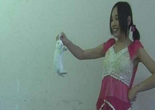虐兔女残忍虐待兔子过程，遭网友人肉曝光身份