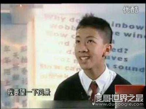 香港朗诵哥梁逸峰朗诵原版视频，如今大学毕业成为中文老师