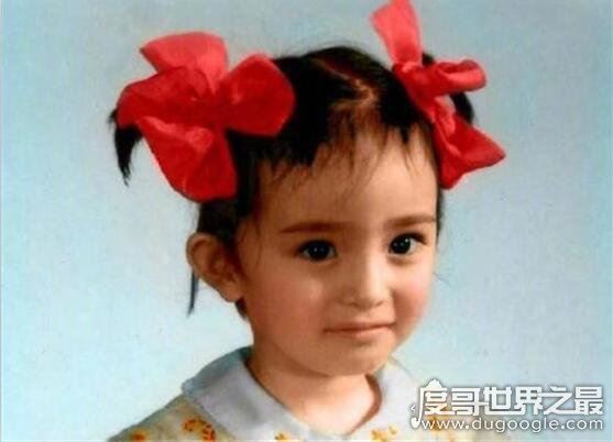 杨幂小时候照片曝光，长相似洋娃娃(比现在还好看)