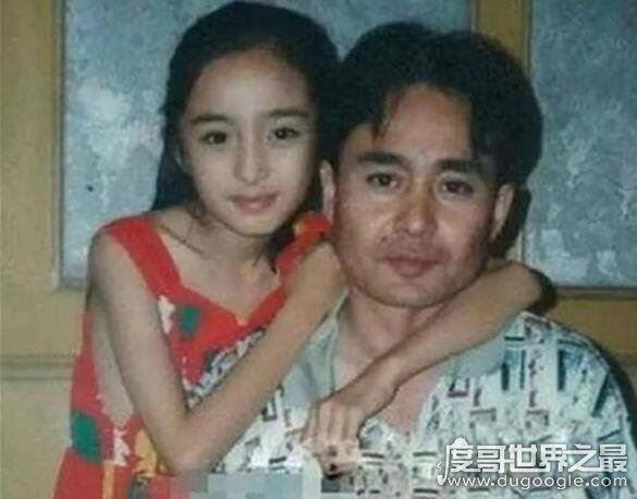 杨幂小时候照片曝光，长相似洋娃娃(比现在还好看)