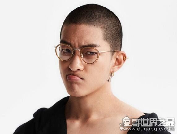 屈楚萧多大了,官方资料上他出生于1994年(爆料者称是1990年)