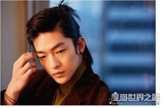 屈楚萧多大了，官方资料上他出生于1994年(爆料者称是1990年)