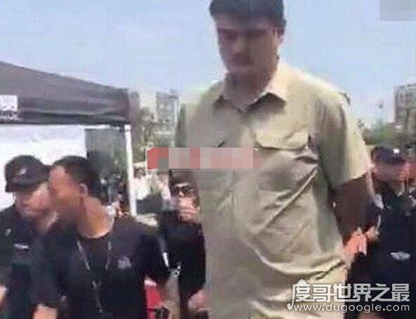 篮球巨星姚明吸毒是真的吗,是假的(警卫护送姚明去看比赛)