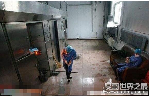 【辟谣】火葬场工人吃130具女尸事件，实则4名工人吃1具