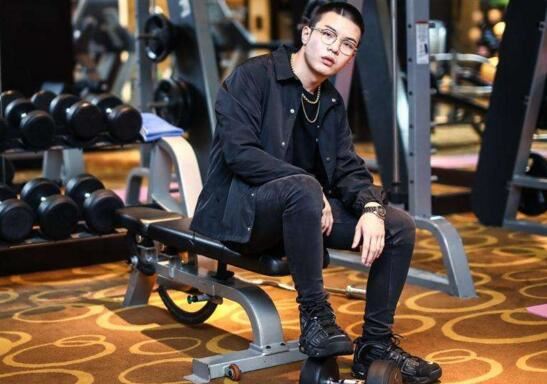 红花会小白个人资料，被扒曾在部队吸毒喝紫色水