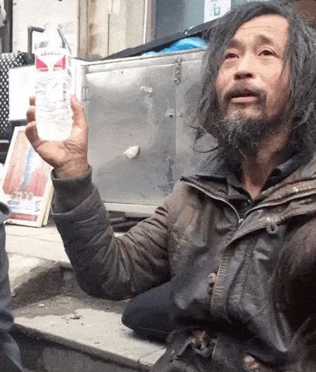 流浪大师直播走红,月入打赏三十万(感叹可惜无儿女)