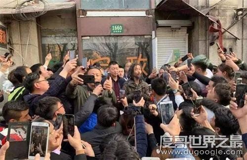 流浪大师直播走红，月入打赏三十万(感叹可惜无儿女)