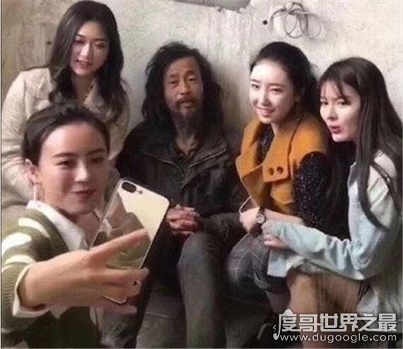 流浪大师直播走红，月入打赏三十万(感叹可惜无儿女)