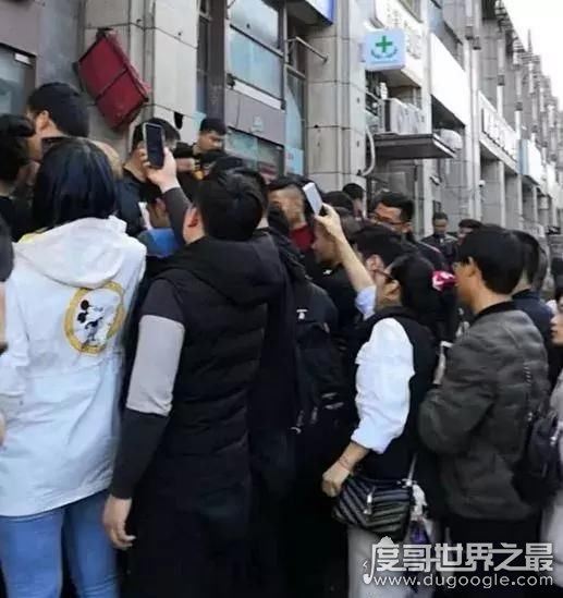流浪大师直播走红，月入打赏三十万(感叹可惜无儿女)
