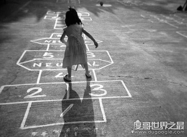 世界十大恐怖歌曲盘点，《妹妹背着洋娃娃》最恐怖(千万别一个人听)