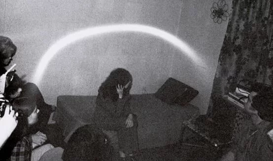 世界十大灵异图片，背后发凉极其诡异(胆小勿入)