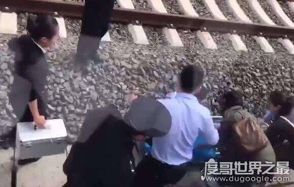 揪心！云南16岁少女遭动车压断双腿，乃自己跳下站台