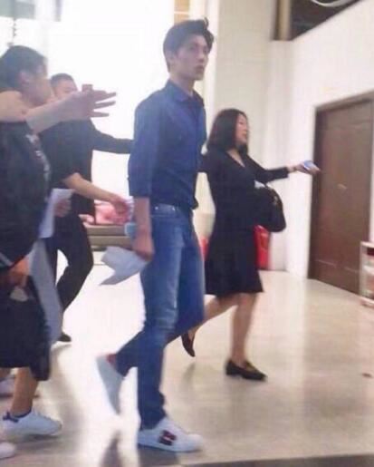 实际杨洋身高177厘米，五五分身材全靠颜值顶着