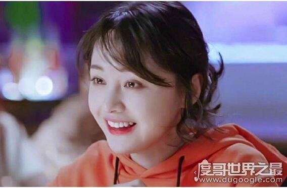 郑爽身高168CM,娃娃脸的她看起来很小只但身高比例却很不错