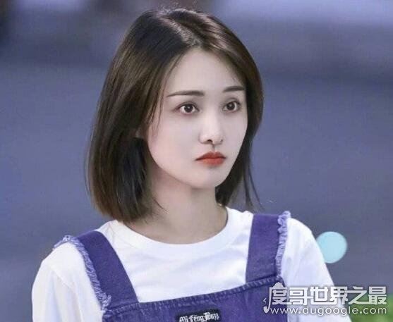 郑爽身高168CM，娃娃脸的她看起来很小只但身高比例却很不错