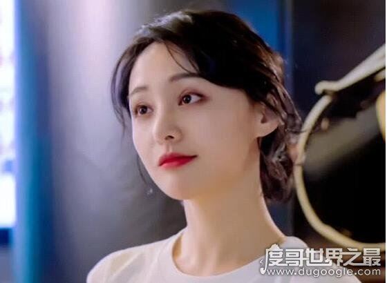 郑爽身高168CM,娃娃脸的她看起来很小只但身高比例却很不错