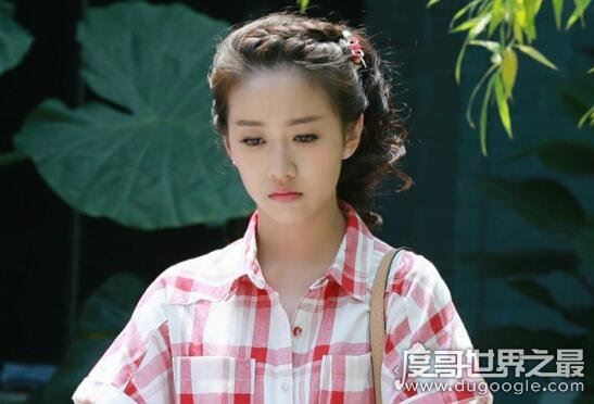 严莉莉的扮演者刘美含，严莉莉长大后的照片美翻