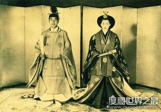 日本天皇和首相的区别，天皇只是象征实权在首相