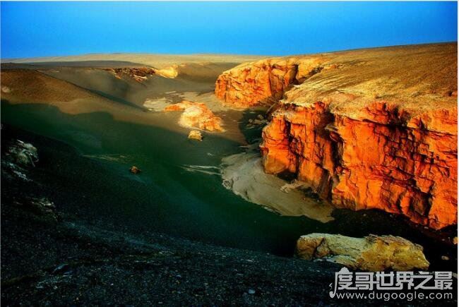 世界上海拔最高的盆地，中国青海柴达木盆地(海拔4000多米)