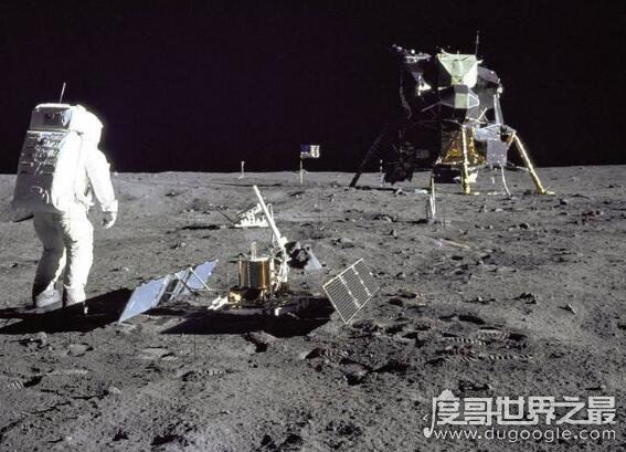阿姆斯特朗是乘哪个飞船成功登月的,美国的是阿波罗11号