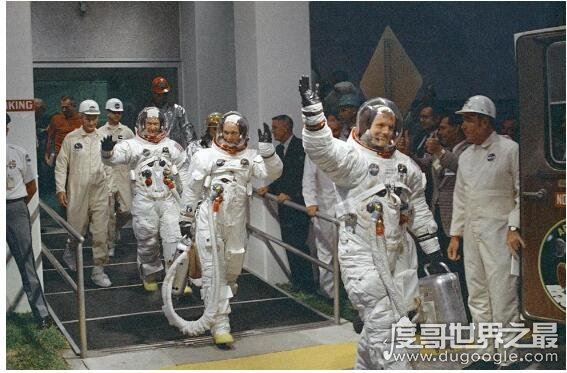 阿姆斯特朗是乘哪个飞船成功登月的，美国的是阿波罗11号