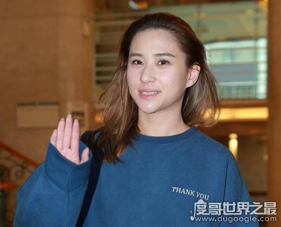 赌王千金何超莲晒美背照，性感美照遭三太怒斥表示再也不敢了