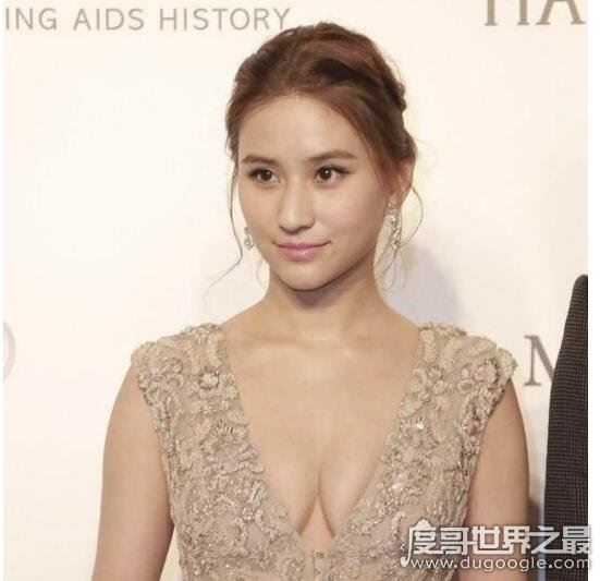 赌王千金何超莲晒美背照,性感美照遭三太怒斥表示再也不敢了
