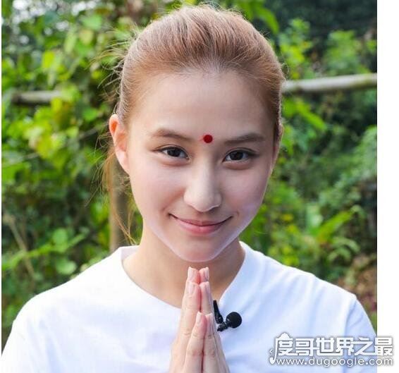 赌王千金何超莲晒美背照，性感美照遭三太怒斥表示再也不敢了