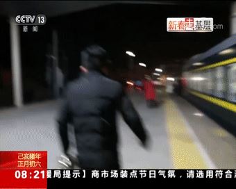＂铁路情侣＂1分52秒的相聚看哭所有人，这才是爱情的模样