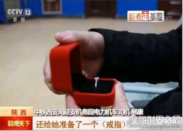 ＂铁路情侣＂1分52秒的相聚看哭所有人，这才是爱情的模样