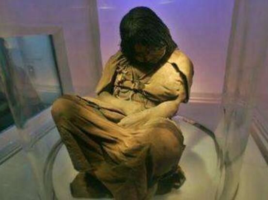 冰冻少女胡安妮塔，被冰冻至少500年的木乃伊(头发都没掉)