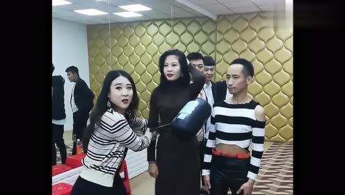 张开凤是男的还是女,本名张健德反串演员(性别为男)