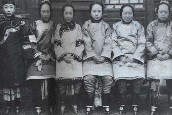 古代妇女缠足图片，残忍过程为满足男人变态审美